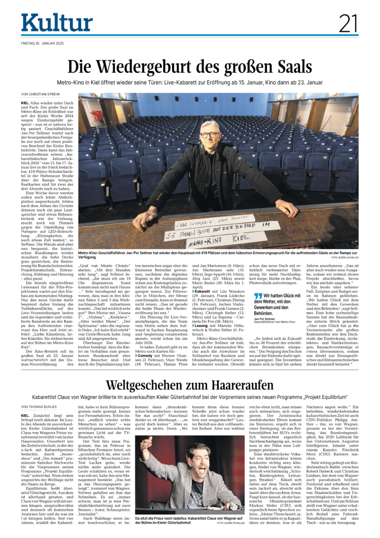 Ein Mann sitzt allein in der Mitte eines leeren Theaters, die Arme auf die Sitzlehnen gestützt. Auf einem Schild vor ihm steht "Mr.-KING KIEL". Die Sitze um ihn herum sind unbesetzt.