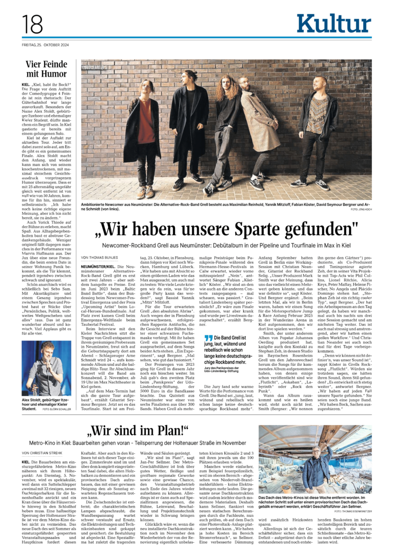 Eine Zeitungskulturseite mit Artikeln, Schlagzeilen und einem großen Foto von fünf Personen, die vor einer Backsteinmauer stehen.