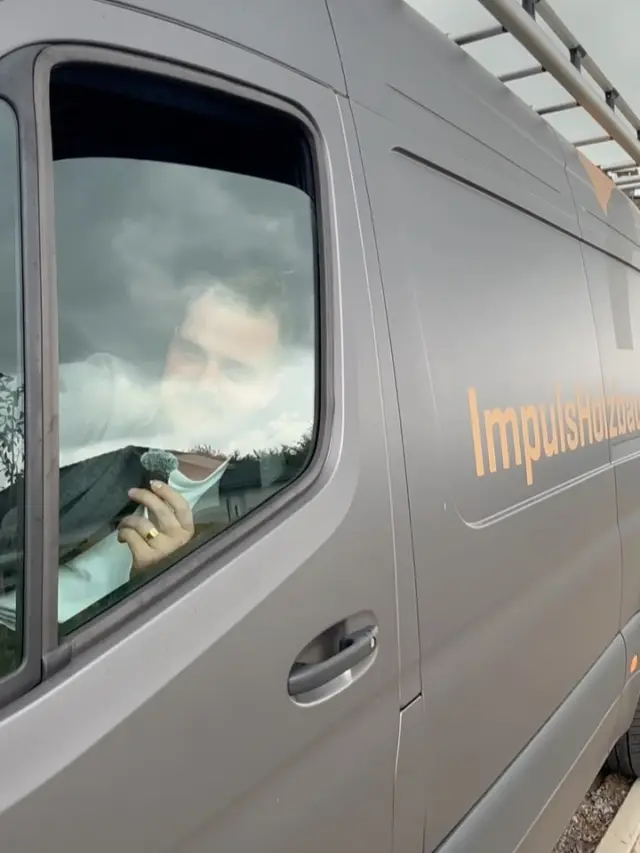 WIR SUCHEN DICH! 🚨 

🔨 Kein Bock mehr auf deinen alten Betrieb? Dann wechsel halt.

Wir suchen Zimmerer & Dachdecker (m/w/d), die was können – und Bock auf vernünftige Arbeit haben.

Bei Impuls Holzbau gibt’s keine großen Versprechen, sondern das, was eigentlich selbstverständlich sein sollte:

🤝 Ein Team, das zusammen anpackt
💰 Faire & pünktliche Bezahlung
🛠️ Ordentliches Werkzeug und vernünftige Fahrzeuge
🏠 Geile Projekte im Holzbau & auf dem Dach
📍 Baustellen überwiegend in der Region
🚀 Einen Betrieb, der sich weiterentwickelt und nicht stehen bleibt

Du kannst selbstständig arbeiten, bist zuverlässig und weißt, welches Ende vom Hammer das richtige ist?

Dann sollten wir uns kennenlernen.

Kein Lebenslauf. Kein Anschreiben. Kein Bewerbungstheater.

Schreib uns einfach hier eine DM oder melde dich direkt bei uns.

📍 Impuls Holzbau GmbH | Dätgen

Vielleicht ist es einfach Zeit für was Neues. 🤝
#zimmerer #dachdecker #jobs #baustelle